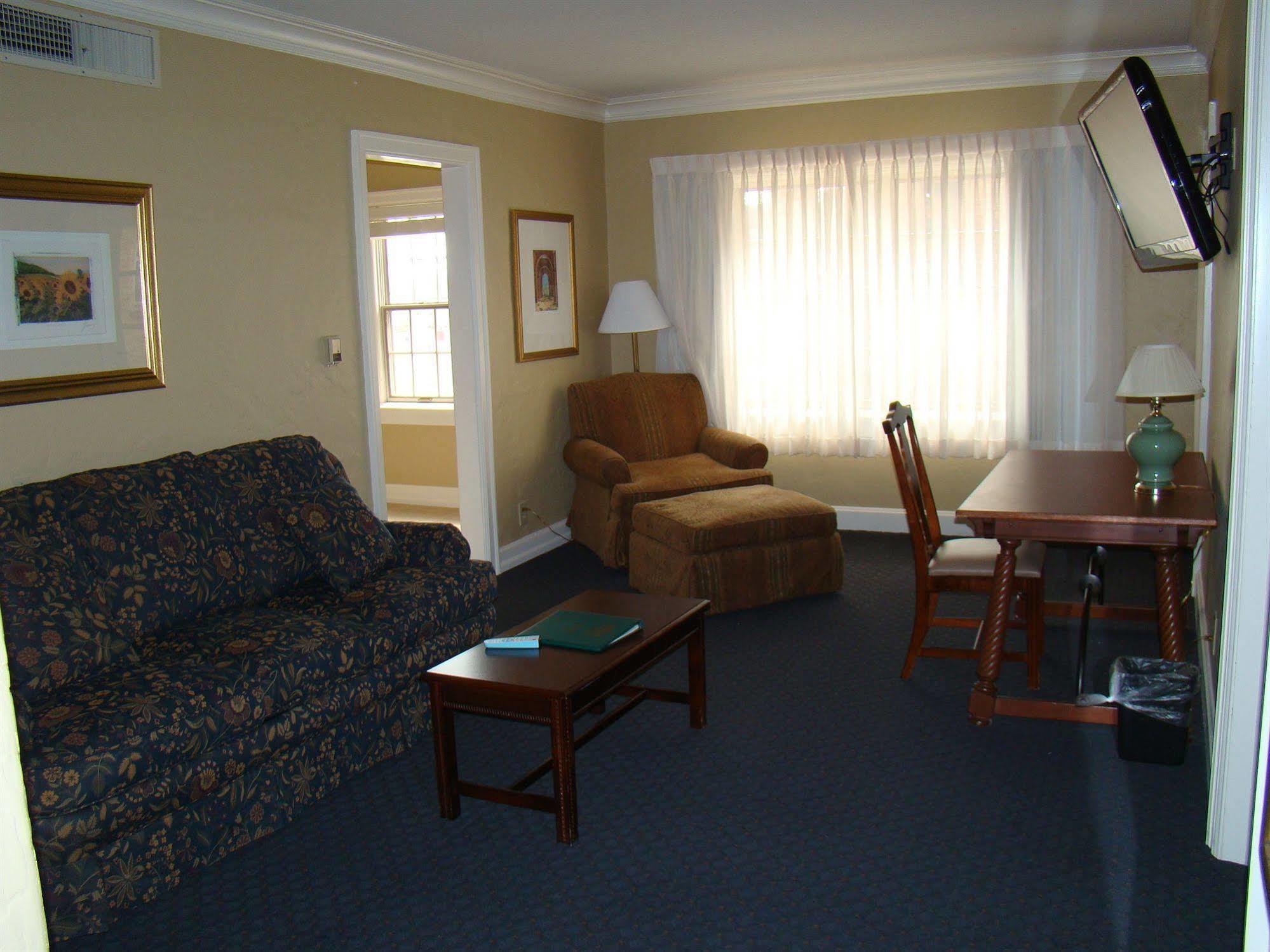 Senate Suites Extended Stay Hotel Topeka Exterior foto